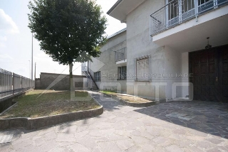 zoom immagine (Casa singola 200 mq, soggiorno, 3 camere, zona Rovasenda)