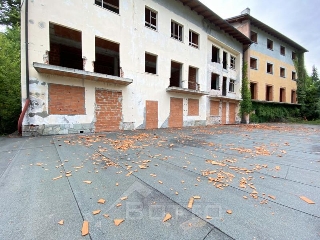 zoom immagine (Palazzo 2200 mq, soggiorno, più di 3 camere, zona Varallo)