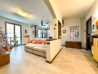 zoom immagine (Appartamento 130 mq, soggiorno, 3 camere, zona Borgosesia)