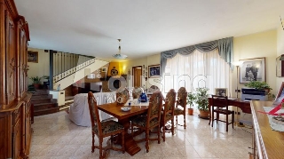 zoom immagine (Casa singola 250 mq, soggiorno, 3 camere, zona Fontanetto Po)