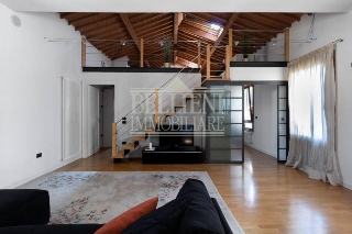 zoom immagine (Appartamento 140 mq, soggiorno, 2 camere, zona Ponte Degli Angeli - Santa Lucia - San Pietro)