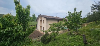 zoom immagine (Casa singola 400 mq, soggiorno, più di 3 camere, zona Cazzano di Tramigna - Centro)